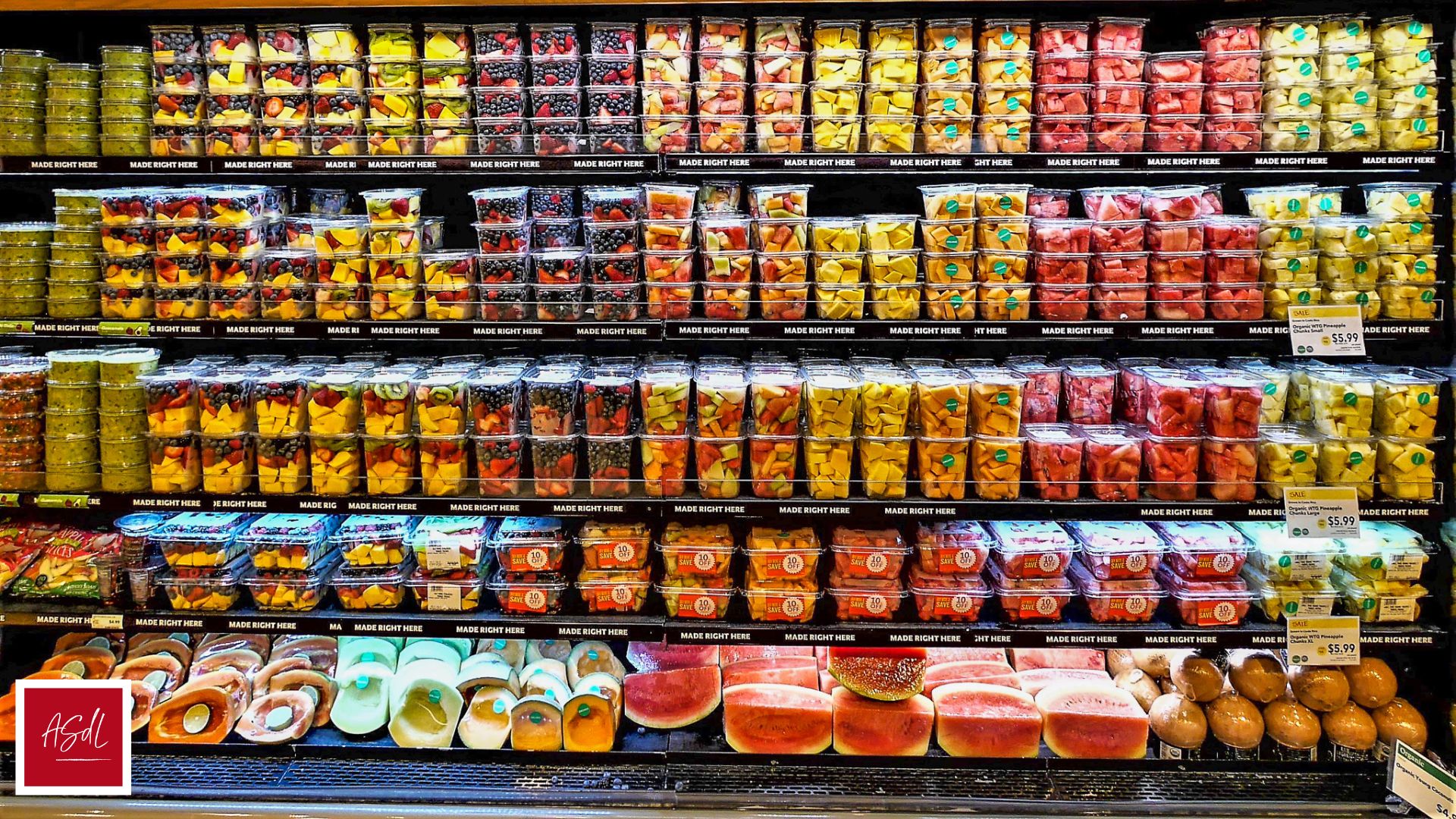 Zum Thema "Grundordnung" passend ein sehr gut geordnetes Supermarktregal mit eine großen Angebot an frischen Früchten